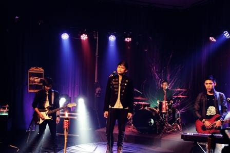 Modeco Band Pekanbaru-Duri [RI] The Stars
 : Anggy(vocal),Yeye(drummer),Iimz(keyboard),Nuris(guitar) PIN : 528D11B5