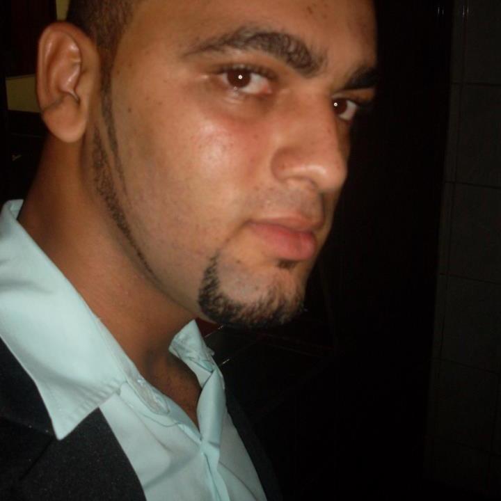 Não sou simples, nem fácil de entender, sou complicada mesmo e tenho orgulho disso, sabe. Pessoas fáceis, descomplicadas, geralmente são mais interessantes, mai