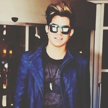 Follow me i follow back 

 Im a glambert 100% 
Adam lambert Tommy joe ratliff
