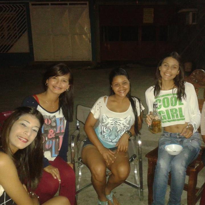 No se si tenga vida social, Si tienes mala Ortografía Atrás Atrás, No soy de esas chamas con rodeos, soy mas clara que el agua... ♥