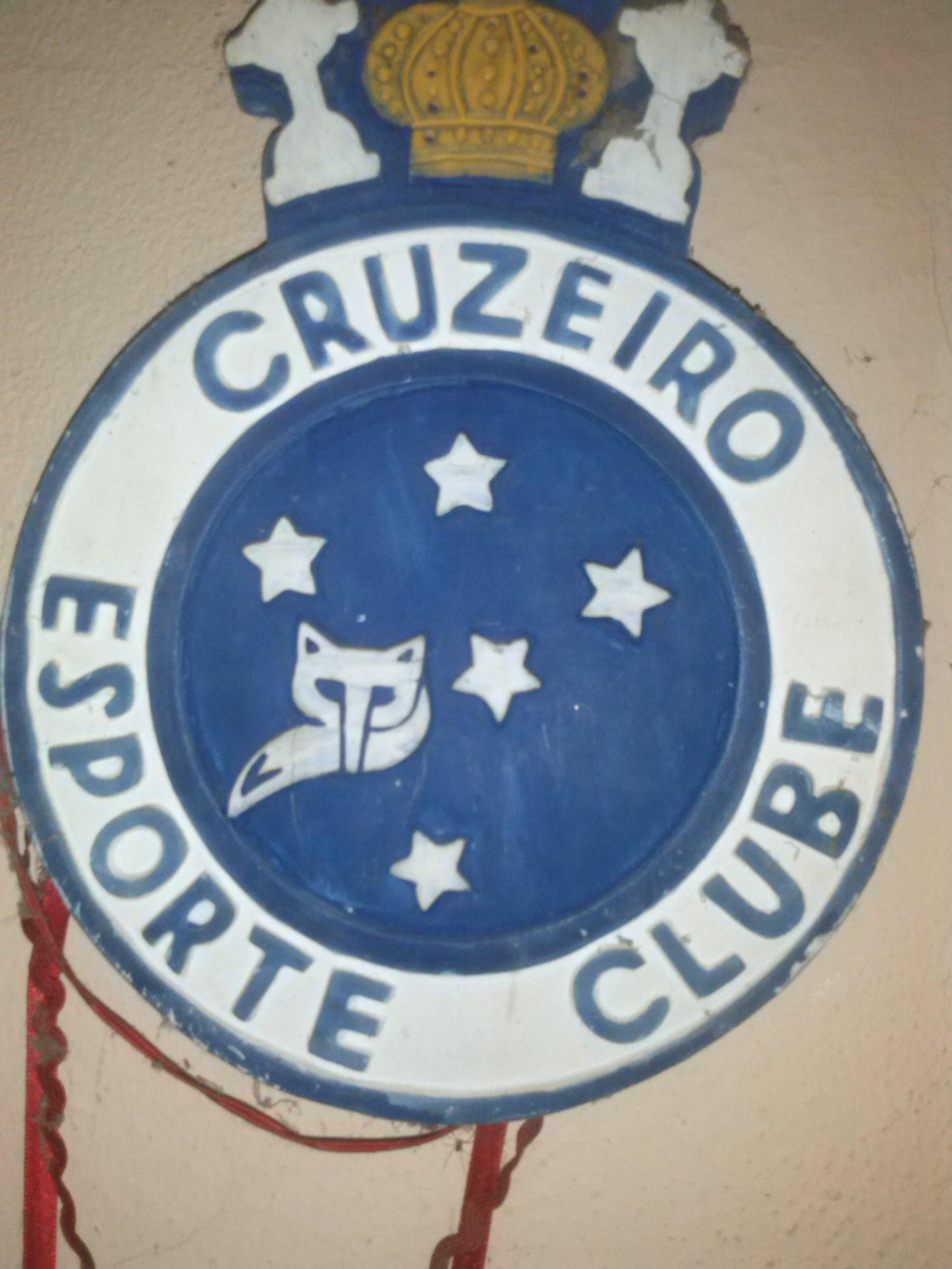 Meu nome é Simone tenho 21 anos adoro passear com meus amigos,ir pra festas,sou alegre,extrovertida e adoro está com minha família.