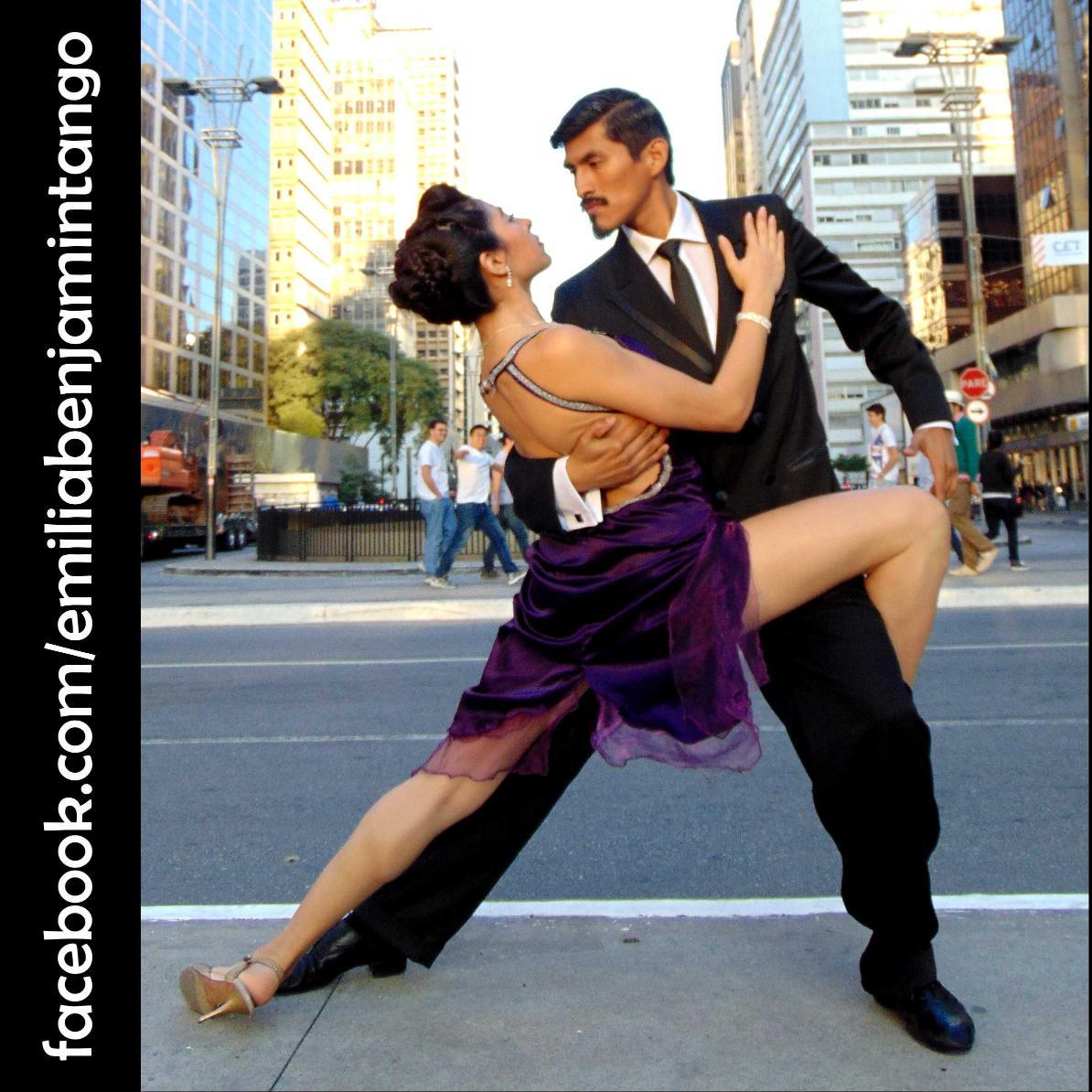 Asi resumido , ahí va, estudio (con amigos), trabajo (donde encontre algunos amigos) y una pasión por el bailar tango (una graaan familia) .