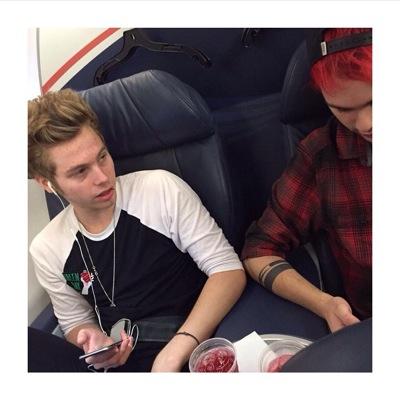 follow @canadiashton pls