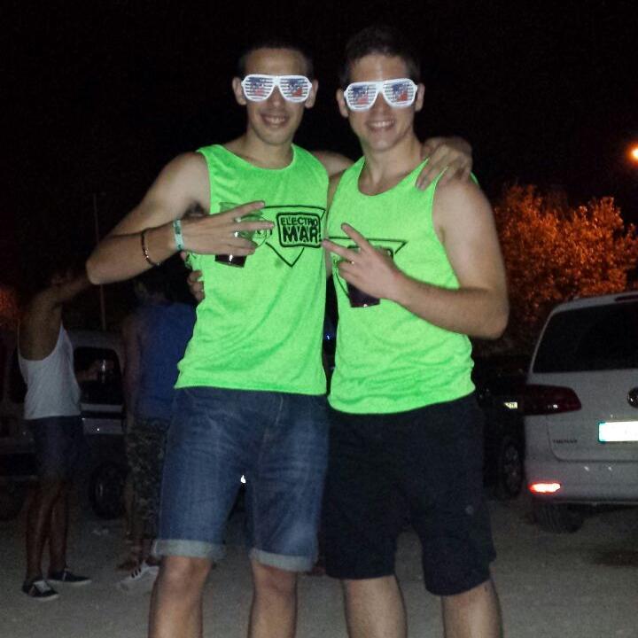 Deportista, humildad pura, mas bueno que el pan, a favor de la fiesta y la cerveza, regalando sonrisas desde el 94 ;)
