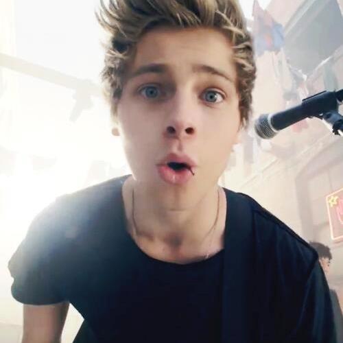 i'm in love w/ luke, mikey, calum and Ashton