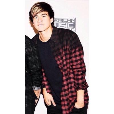 follow @hemmshugs follow her and turn on her notifications because gain tweets♥️