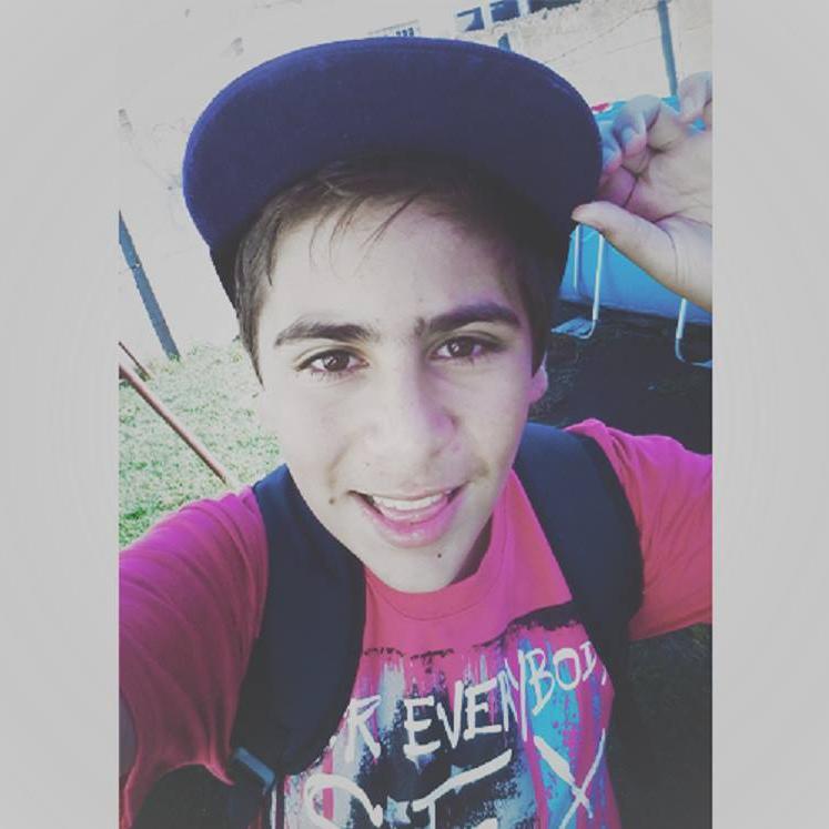 Había una ves un niño de 12años que nació un 7 de noviembre a las 7 de la mañana,con el tiempo se convirtió en un amante de los libros,películas y de la música♥