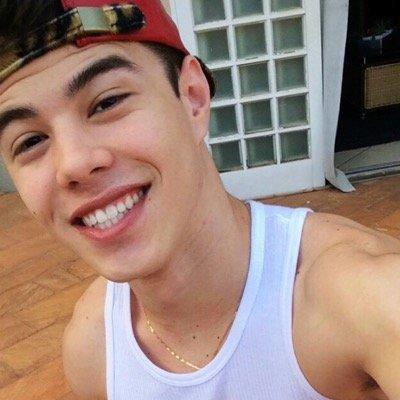 Baby, when they look up at the sky we'll be shooting stars just passing by you'll be coming home with me tonight we'll be burning up like neon lights.