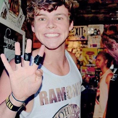 ashbr0wnirwin's profile picture. b o y b a n d s
         &
b u r r i t o s