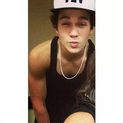 Ola meu nome é Carolaine mas pode me chamar de Carol  tenho 14 anos sou brasileira avaa nér rsr moro no Rio de Janeiro sou mahomie amo muito o Austin