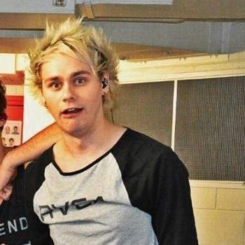 i fangirl over a bunch of idiots called 5sos, heard of them? of course you have who hasn't✌️