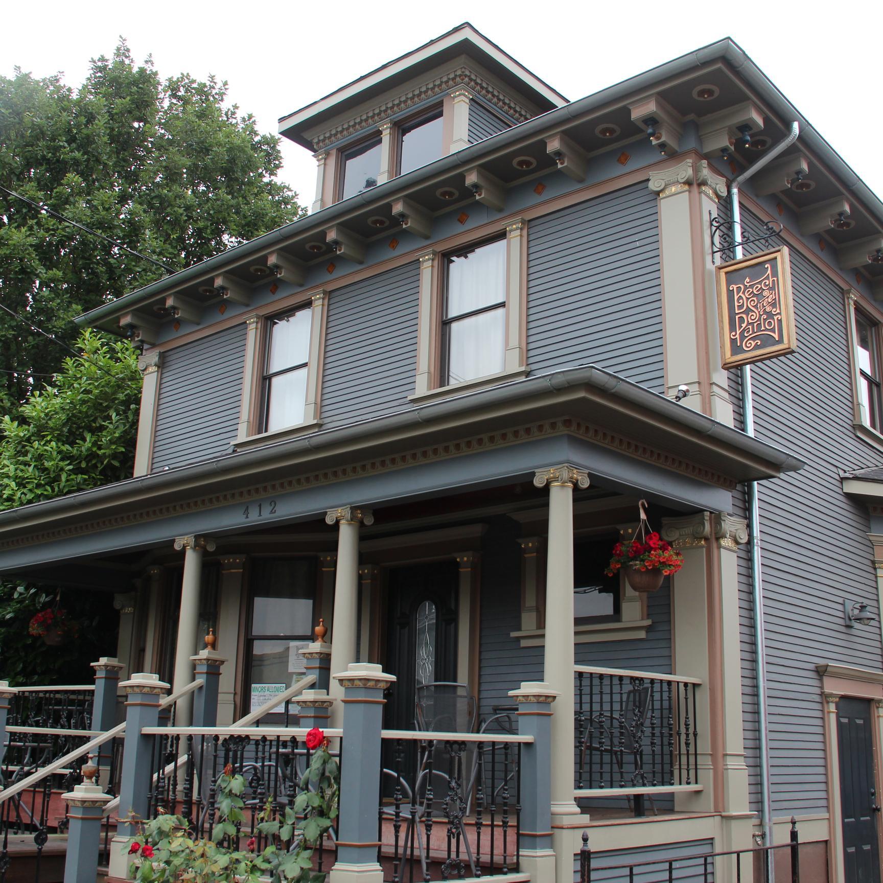 412 NE BEECH //

A neighborhood bar with great food found in a beautifully renovated two story house //