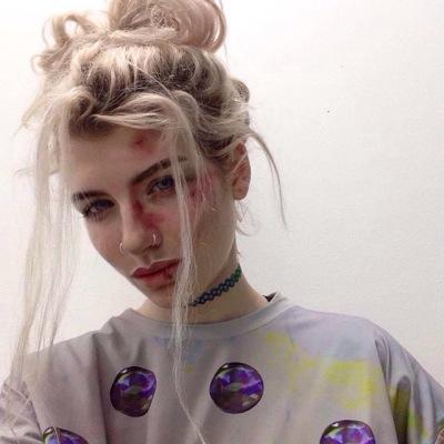 free follow from @queencvnt
