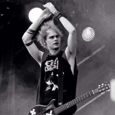 hello lovely ! i love you, and so does your sunshine xx please follow @mikeysxgoodgirl !