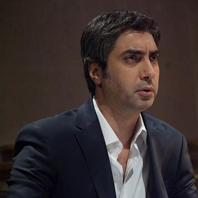 ‏‏‏‏انا فتى ، ذو برستيج راقي ، مُنمق فِي التفكير ، تشبهني الأشياء الجميلة ، مَع خليطٍ مِن الفلّه و الهدوء ، اُتقن الفلسفه والتسليك