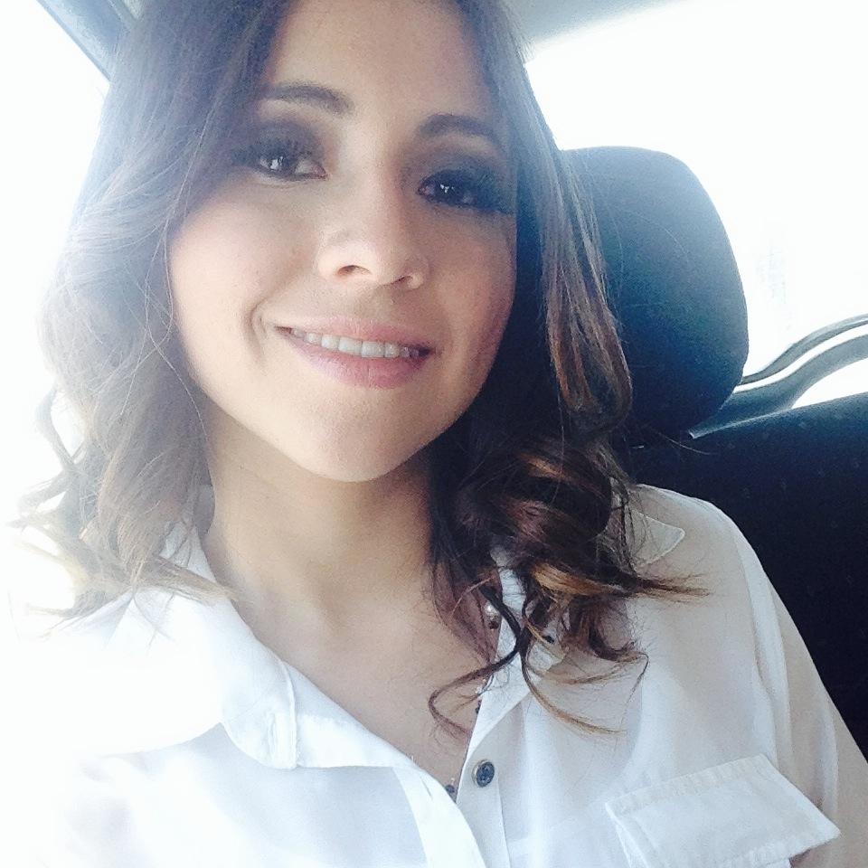 Soy adicta al cafe, me encanta leer, no soy muy romantica pero soy muy sensible. Soy muy directa y odio las mentiras. Amo a Dios y todo lo que me ha brindado ♥