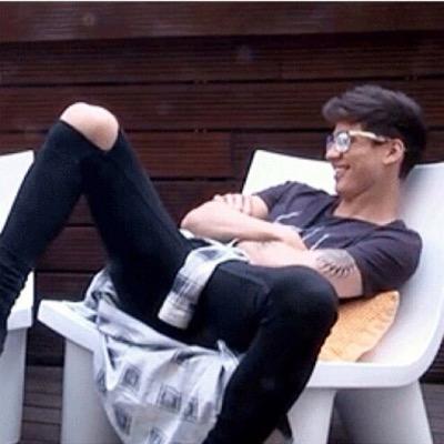 follow @gigglyashtonxx if ur cool