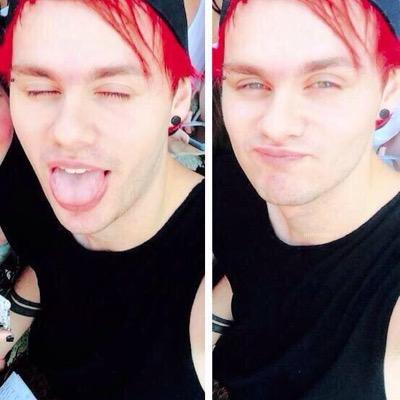 follow @hemmshugs please and turn on her notifications because gain tweets♥️