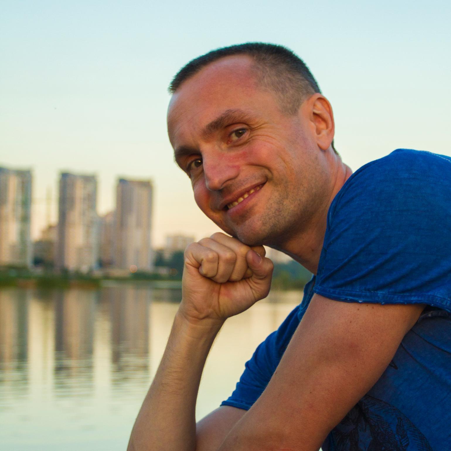 A Ukrainian father, e-commerce professional and a lettering amateur who (unexpectedly) makes a statement with his drawings on Twitter.