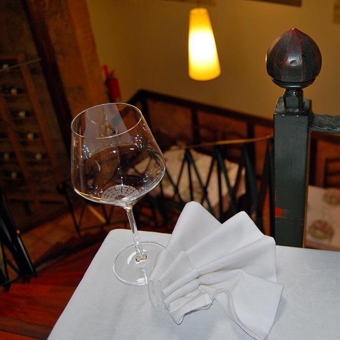 El Restaurante Pedra Santa esta especializado en cocina gallega, mariscos, pescados, carnes a la brasa, cordero, arroces, cocido gallego.