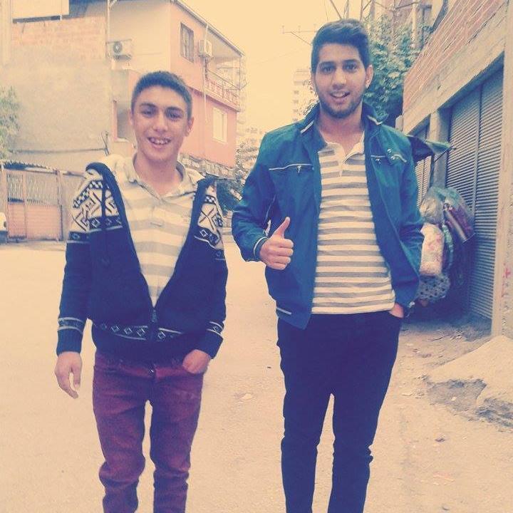 17 yaşındayım kumralım kahverengi gözlüyüm gevezeliği pek sevmem yıldız tilbeye bayılırım :)