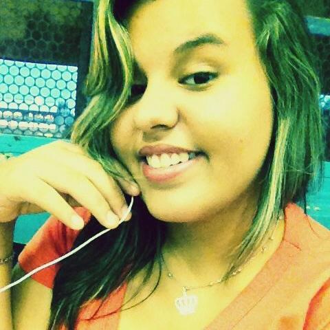Tô com saudade do seu cheiro 
E desse seu cabelo preto
Se espalhando sobre mim
Sua boca pedindo beijo e
Aumentando meu desejo
Não demora vem pra mimJ&M