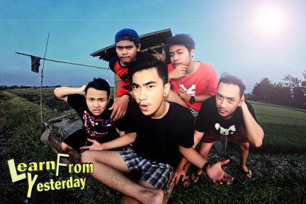 From Surabaya , East Java
 @teofilushrynt (Vocal)
 ,@BagasWantoP (Gitar 1)
 ,@Icckky (Bass & Bac. Vocal)
 ,@arizalbfc (Gitar 2) ,@Yordaneleven (Drummer)
