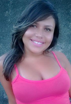 23 Aninhos, adoro dançar,  cantar e esta com minha família.  Mãe de uma linda princesa,  SarahSofia. ♡♡♡