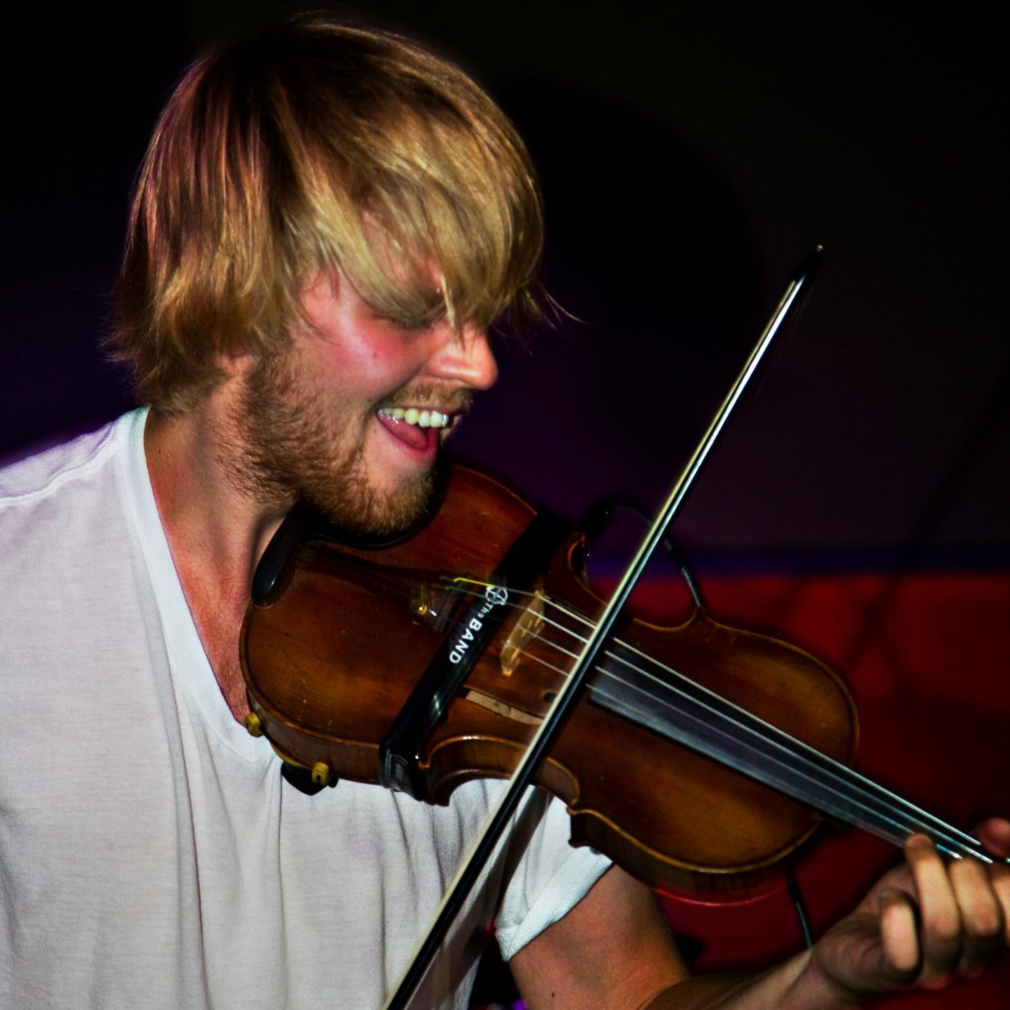 grahammcl91's profile picture. vocals, violin, guitar || @CommonDeerMusic
R&D || @LoonskinLabs