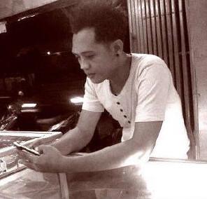Personil band ( gitar ) pin 312f0b65