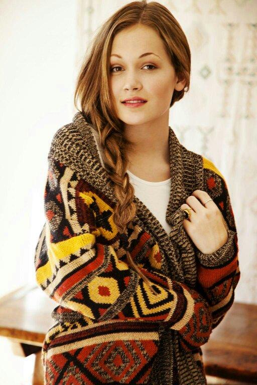 Big fan of Lab Rats.Like playing guitar,volleyball,and soccer.
Love listening to music