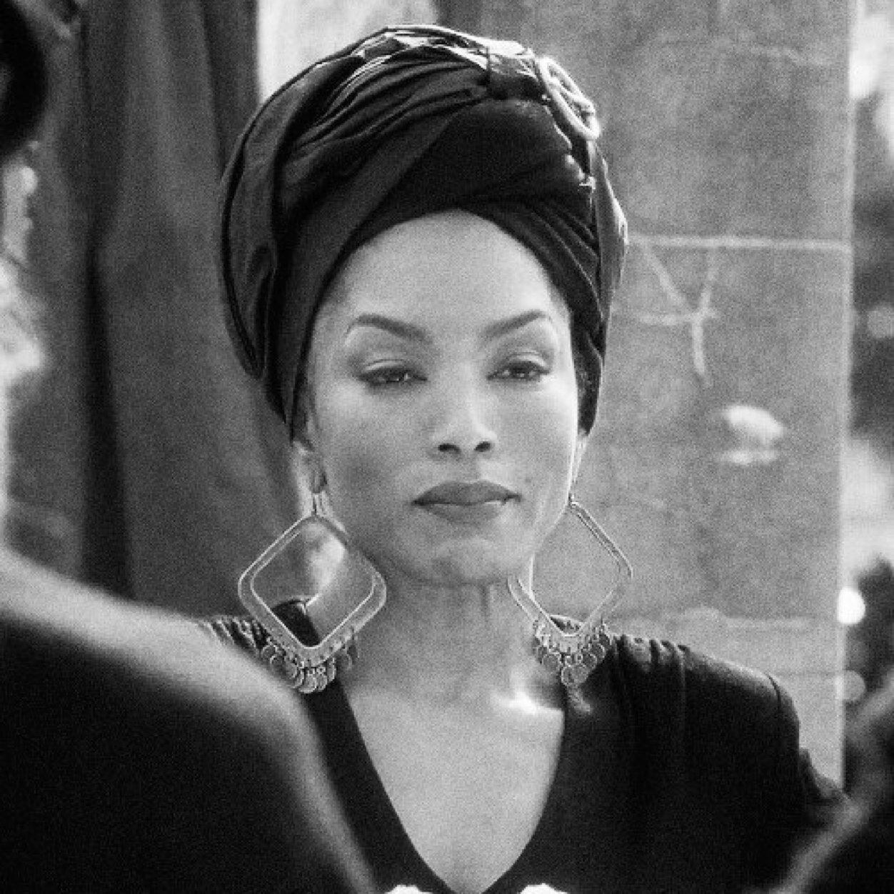 LaveausBitch's profile picture. The hammer wants the nail's magic. Oh, that is rich! That damned cracker witch bitch thinks she can defeat the Voodoo Queen?