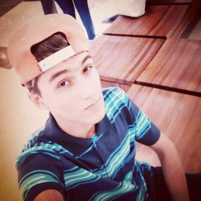 não sou mais nem menos 
sou apenas diferente dois iguais..✌