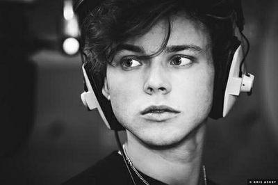 •kay•earphones in, volume up, ignore the world•0/4•0/5•Pux/Lux, Zwiebs, Inds, Tolls and Squink•