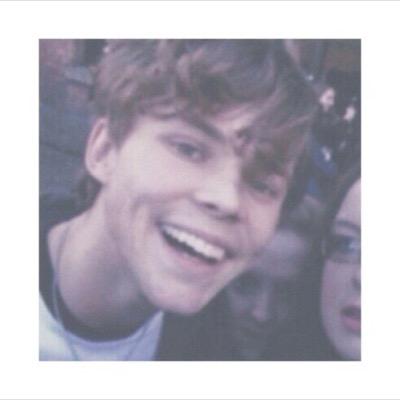 free follow . follow @vulnerableirwin . she follows back ! (-: