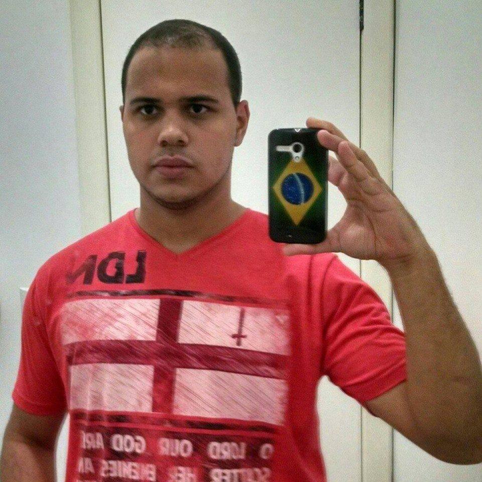 Desconfie do destino e acredite em você. Gaste mais horas realizando que sonhando, fazendo que planejando, vivendo que esperando... 
Luiz Fernando Veríssimo