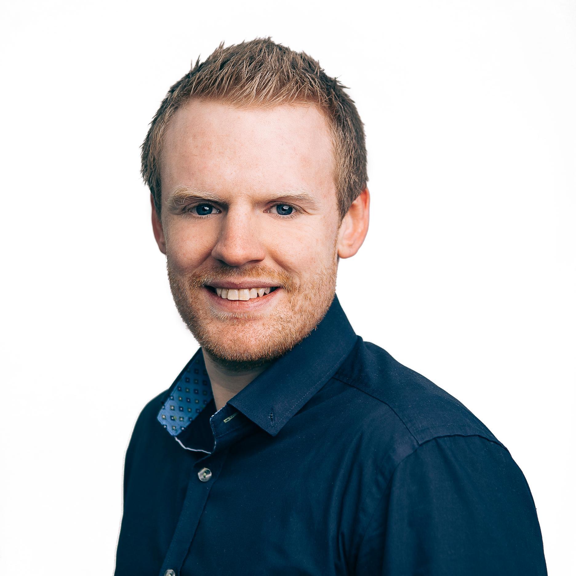 Selvstendig næringsdrivende. Kommunestyremedlem i Nærøy og fylkestingsrepresentant i Nord-Trøndelag for Senterpartiet.