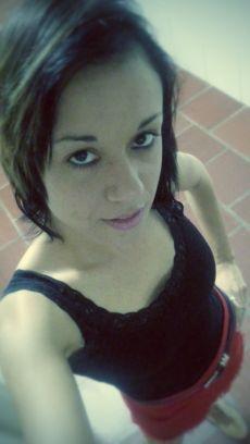Sou complexa, sou mistura, sou mulher com cara de menina... E vice-versa... 
Me perco,me procuro e me acho.
E quando necessário enlouqueço e deixo rolar...
Não