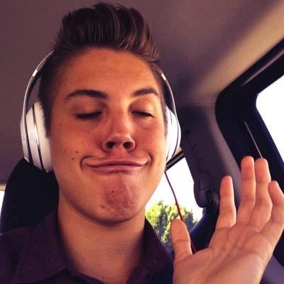 follow @espinosayanno because she gave you this free follow. Have a wonderful day, I love you beautiful.❤️