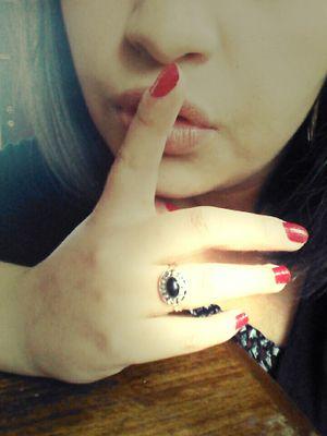 karen_vientosur's profile picture. Un poco demente, pero feliz! Soñadora, utópica casi siempre, perdida entre cuerdas y hojas viejas. Enamorada de la vida y de sus colores