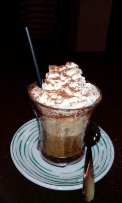 Tomar un cappuccino caliente y cremoso, beber una cerveza bien fría, comer un autentico mollete de antequera... CAFÉ BAR YOA'S (frente a MUBAM) Murcia