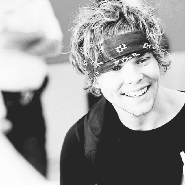 HeyItsTifanny4's profile picture. Free follow from @lukesxempirex . She follows back!! :)