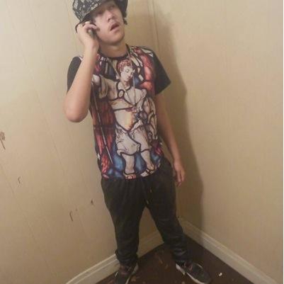 Rapper/artist/ interested in networking and doing big things we do artwork for mixtapes for clothing and other things we have a recording studio in martinsburg
