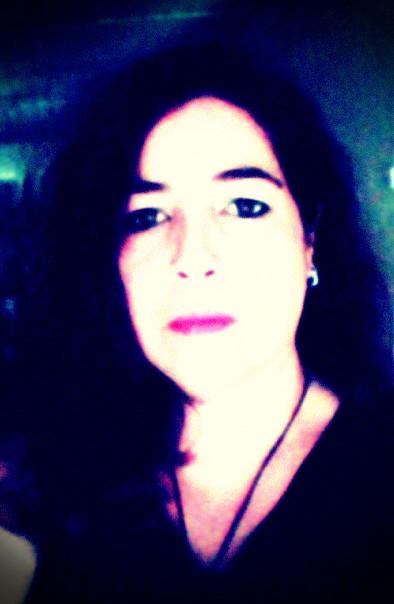 Mujer, periodista, casi abogada, BRUJA, familiera, escorpiona, mamá de una Dany ya  adolescente y libre pensadora. Más murciélago que alondra...por suerte.