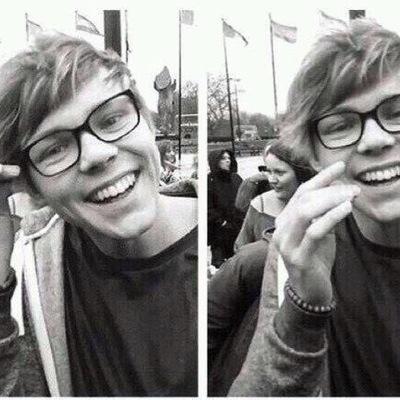 saved; dont follow back this acc!! follow @temporaryluke ❤️ if you already follow, love u! rt link in bio!