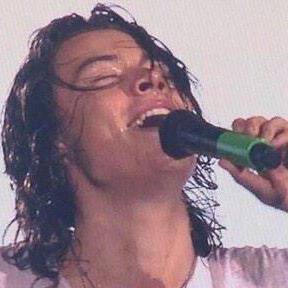 hi! @jolIyhes gave you a free follow so please follow her back! thanks and ily
