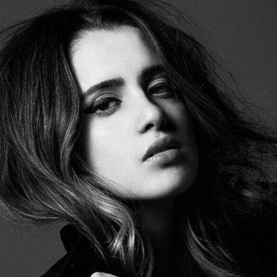 hi im laura marano ppl know me as ally dawson on Austin and ally.  Im single and looking for love