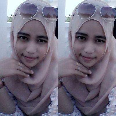 cintailah orang yang sekarang telah mencintaimu,,jgn biarkn cinta itu pergi,,( asyzeeeeekkk)