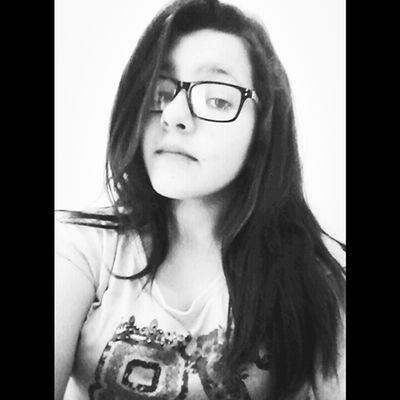 Que menina risonha , ri e sonha