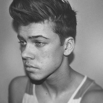 Yo guys name is Damien. I'm 18 years old, I dance and sing. I also sometimes model. If you want more info, talk to me. Rp/Single